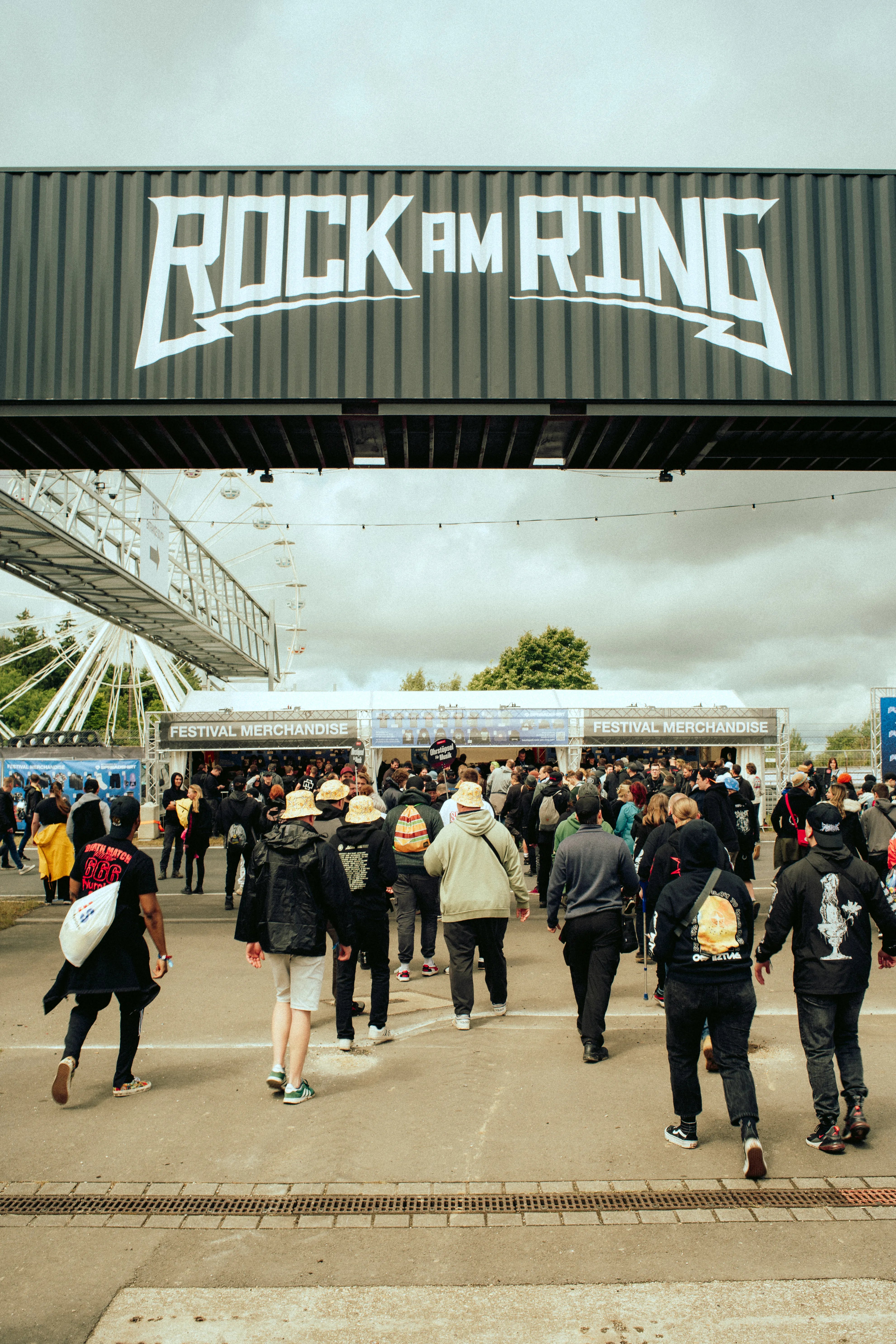 Menschen auf dem Weg zu den Merch Ständen
