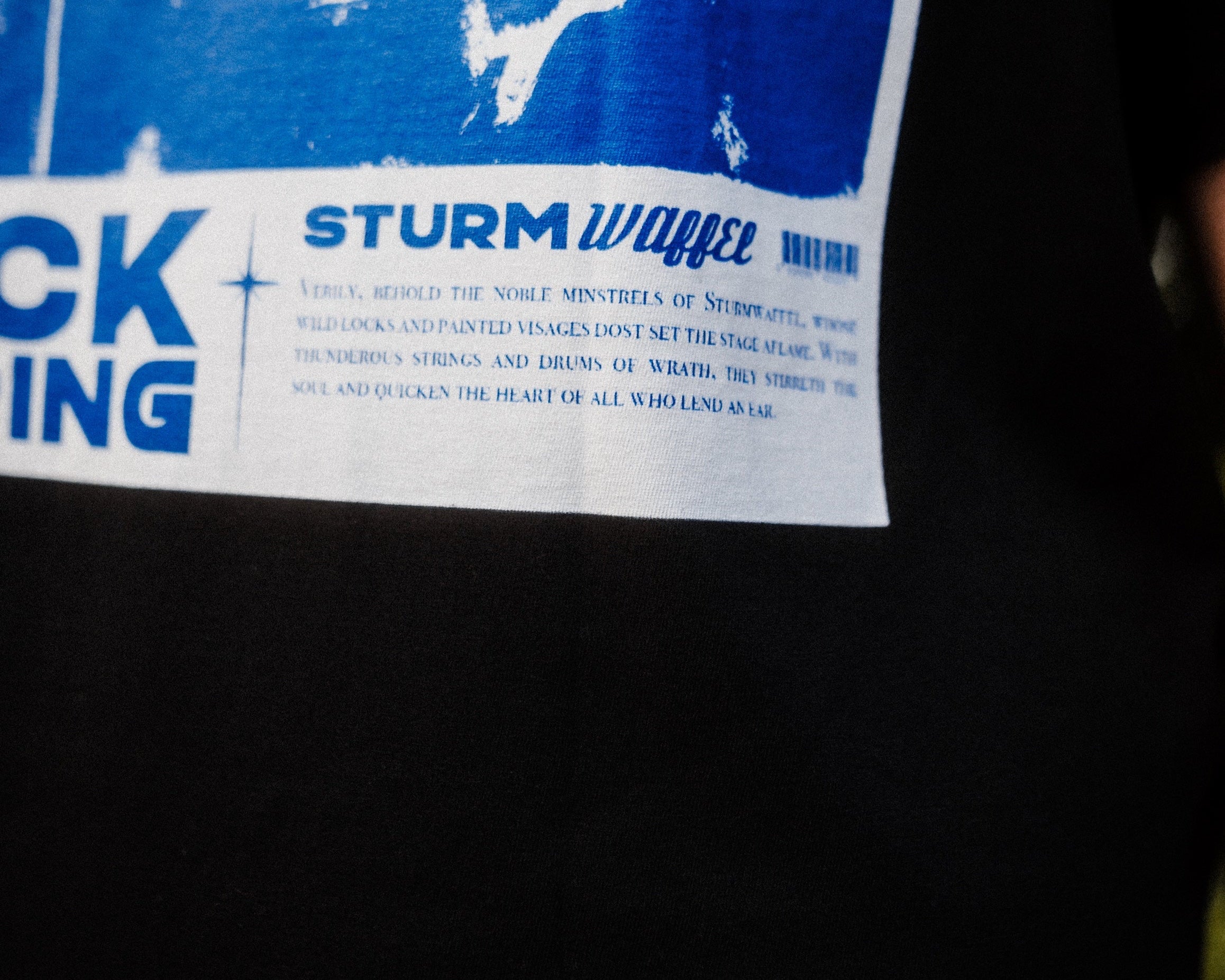 Sturmwaffel modelt das Sturmwaffel x Rock am Ring - Unisex T-Shirt - Schwarz