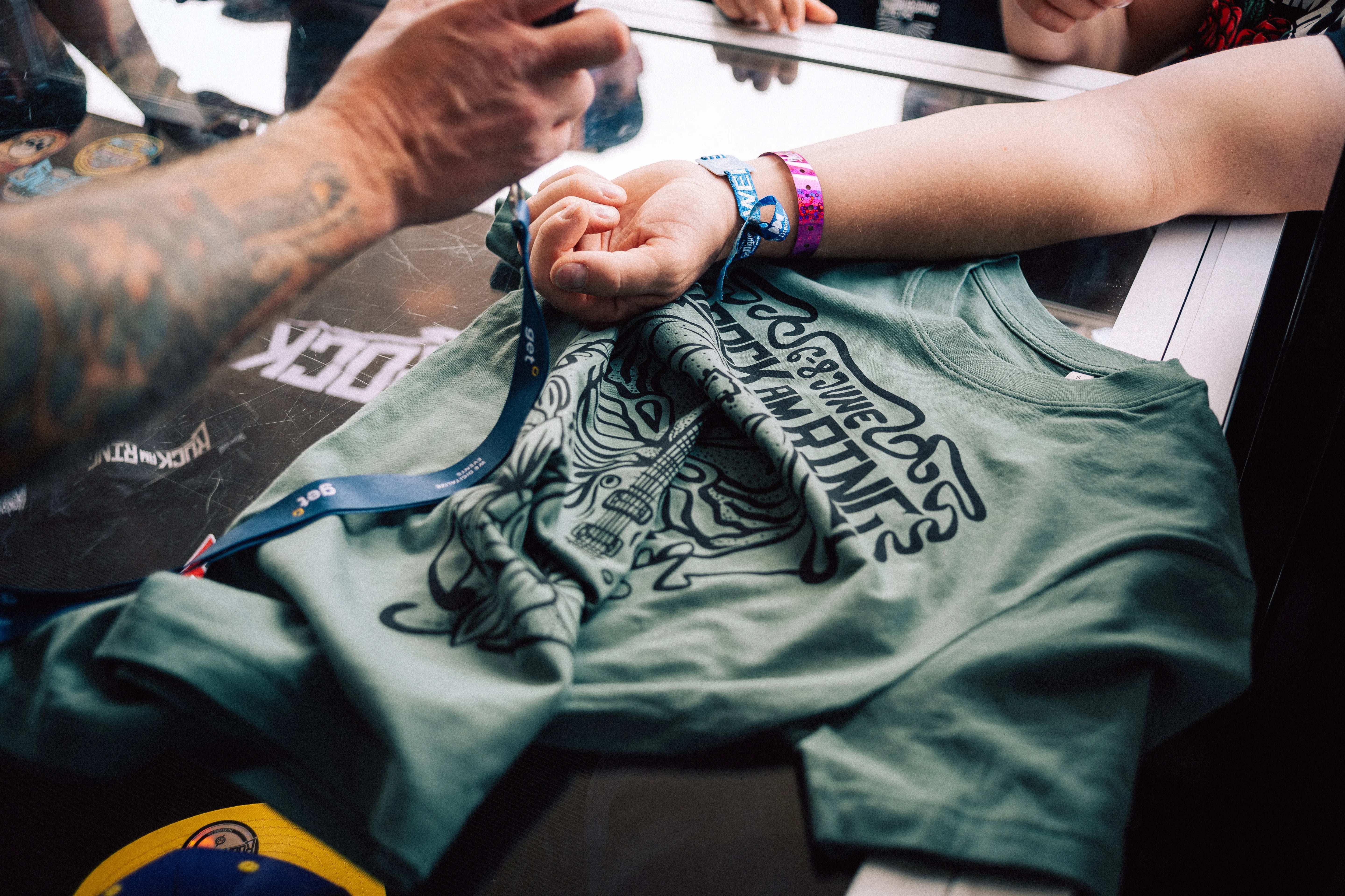 T-Shirt wird beim Merchstand bezahlt