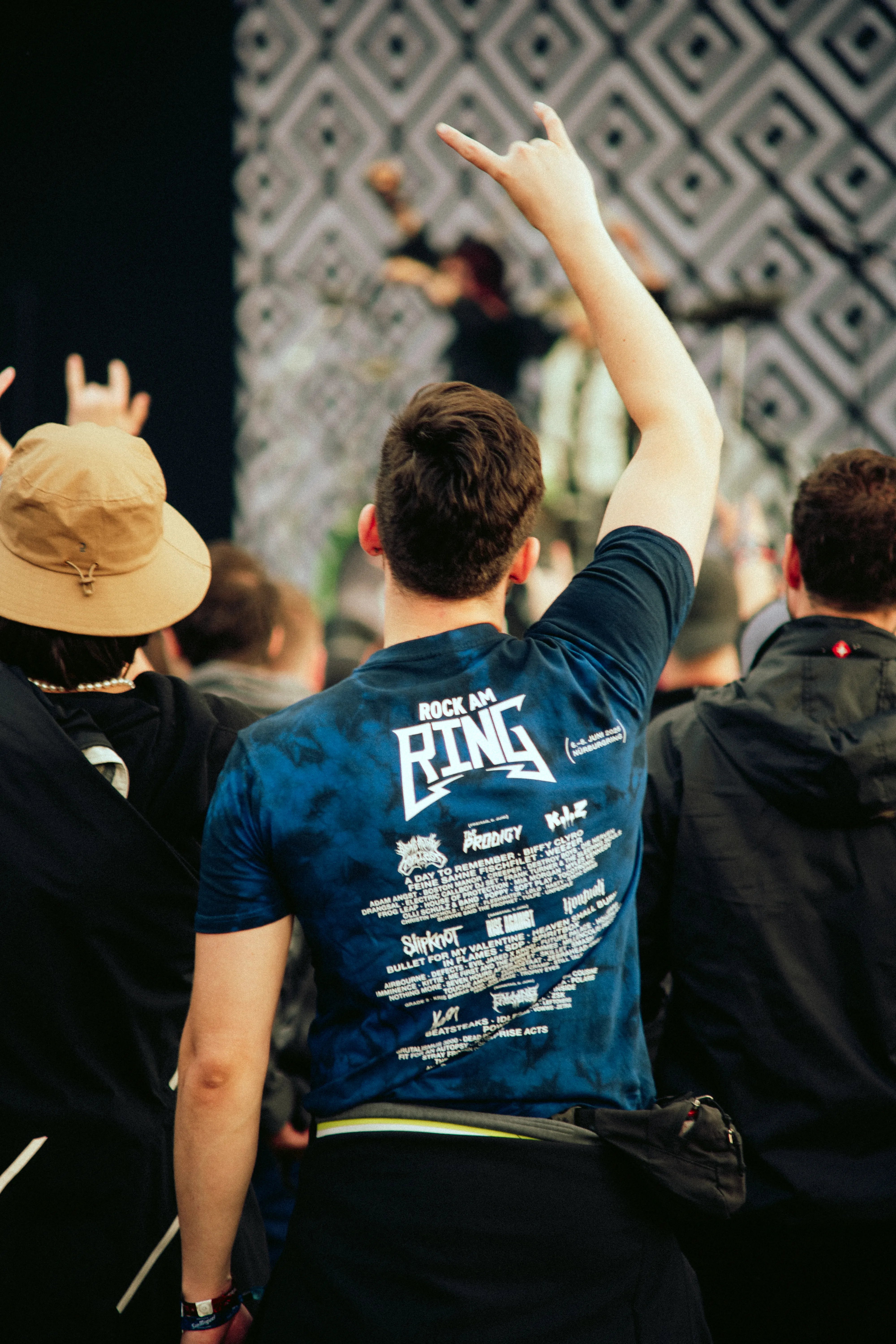 Person trägt Line Up Shirt von Rock am Ring, Blick zur Bühne